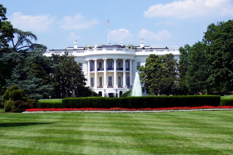 A wide shot of the White House on a sunny day.